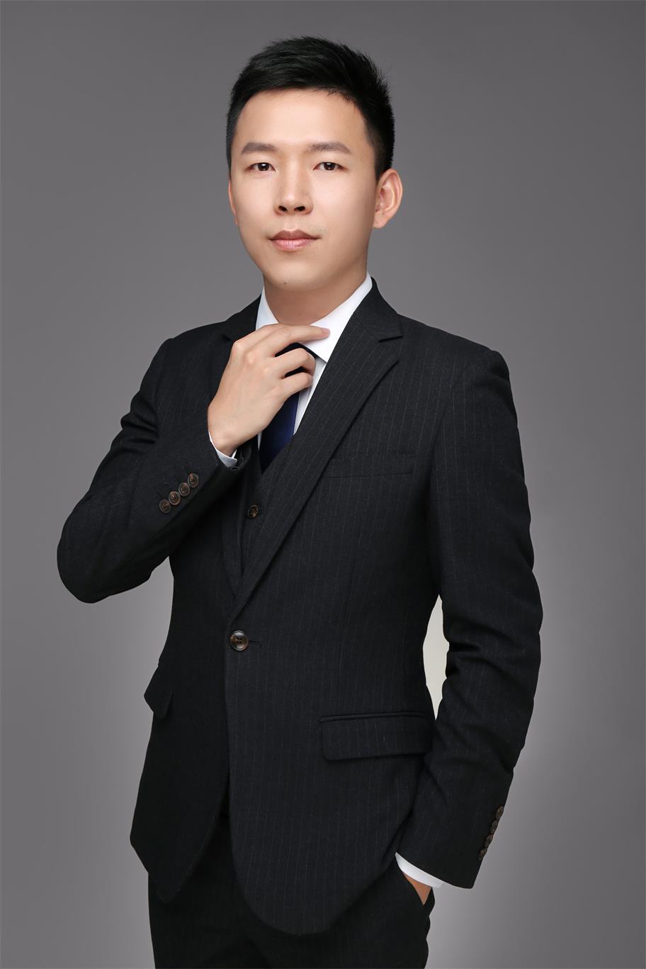 钟亮 视觉与舞美负责人